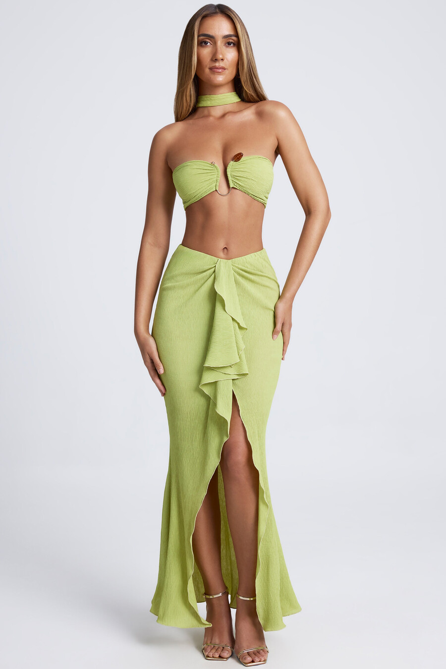 top cropped com detalhe de ferragens e gargantilha na cor verde oliva