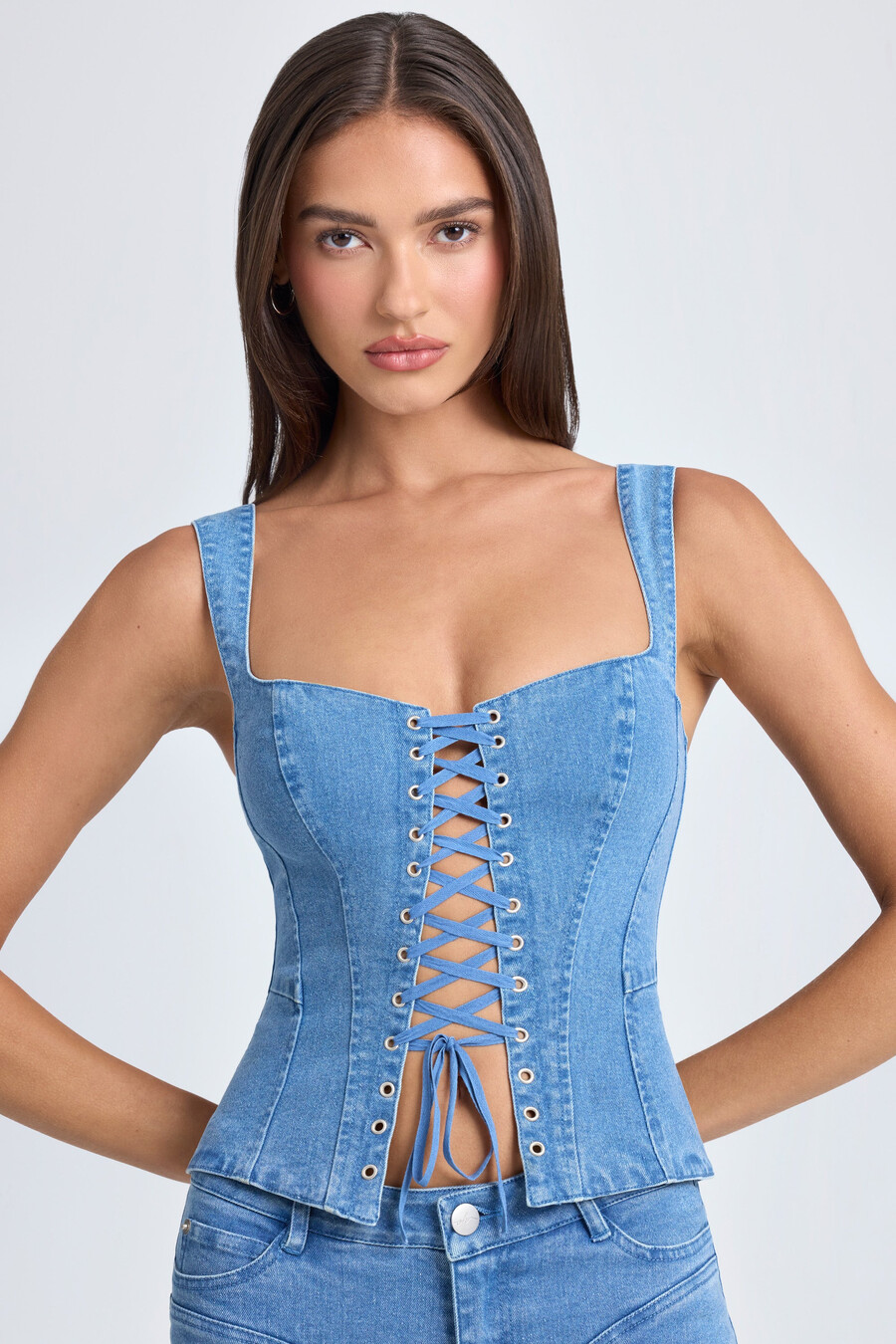 top corset com amarração na cor azul médio lavado em pedra