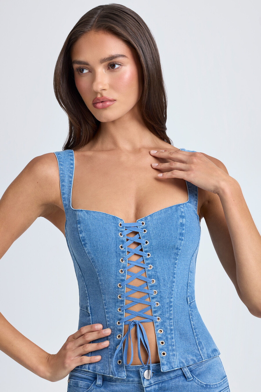 top corset com amarração na cor azul médio lavado em pedra