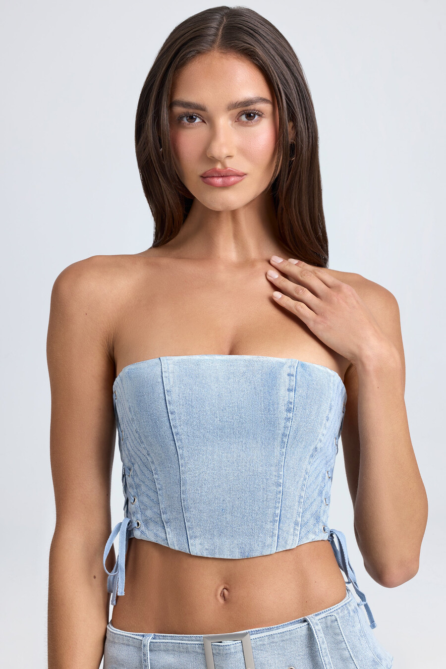 top cropped estilo corset com amarração e amarração na cor azul claro lavado.