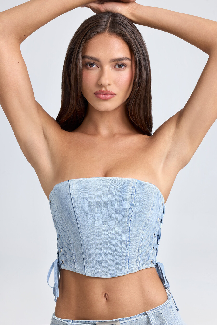 top cropped estilo corset com amarração e amarração na cor azul claro lavado.