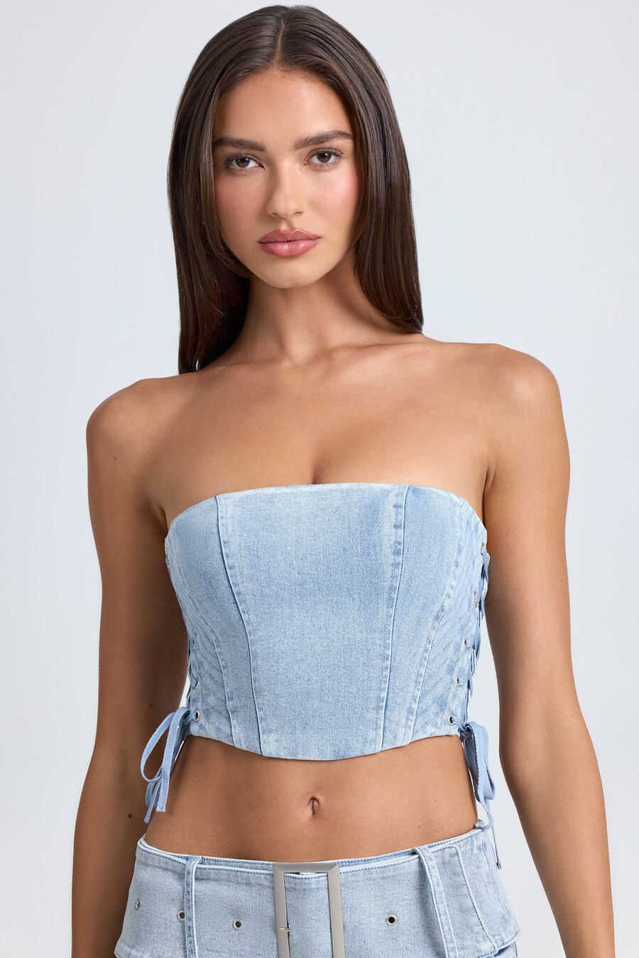 top cropped estilo corset com amarração e amarração na cor azul claro lavado.