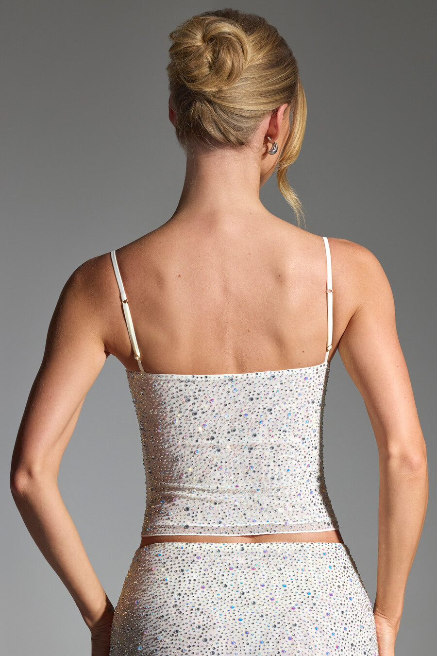 blusa branca com decote quadrado e detalhes bordados.