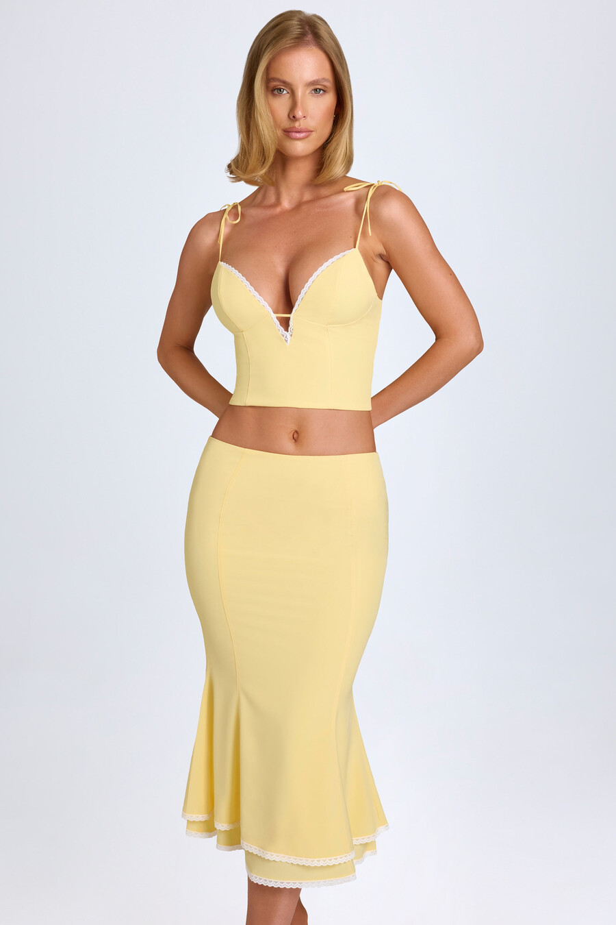 top de alcinha com detalhes em renda na cor amarelo pastel