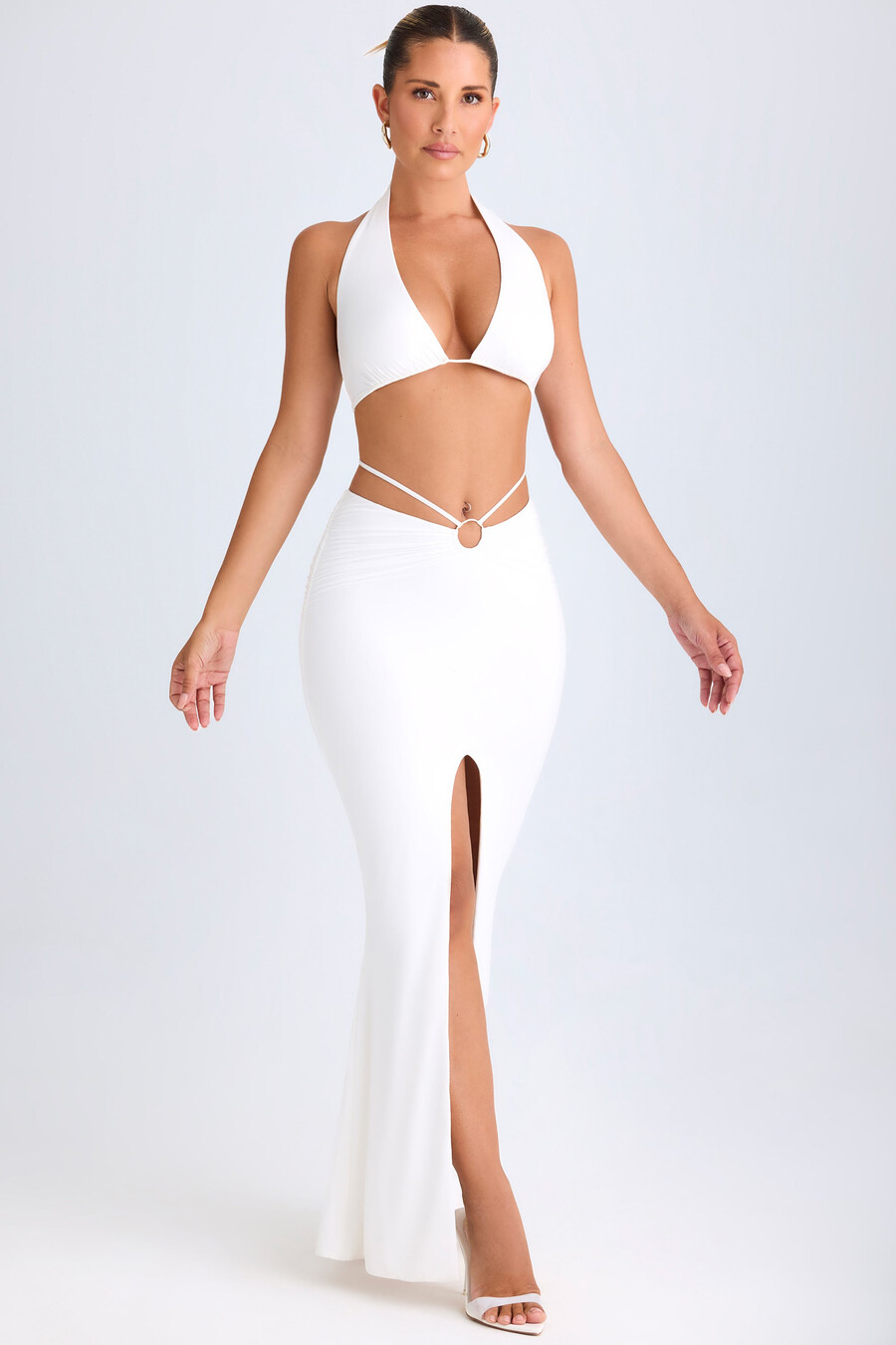top cropped com decote halter e detalhes metálicos na cor branca.