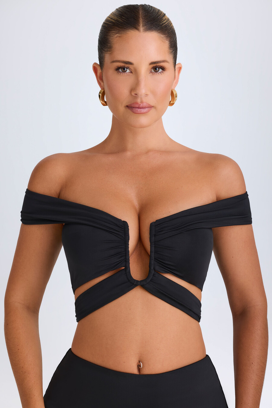 top cropped ombro a ombro com recortes na cor preta.