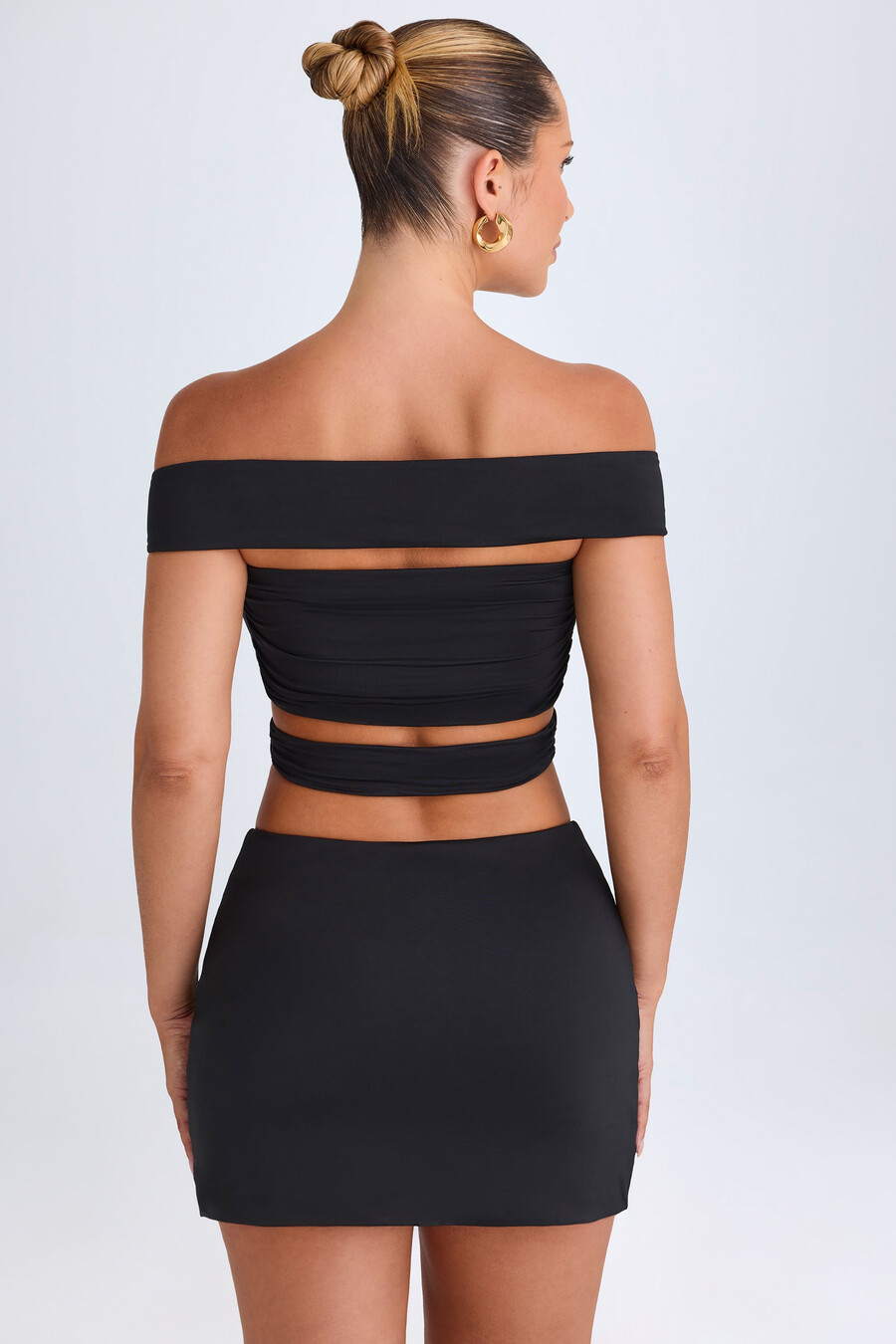 top cropped ombro a ombro com recortes na cor preta.