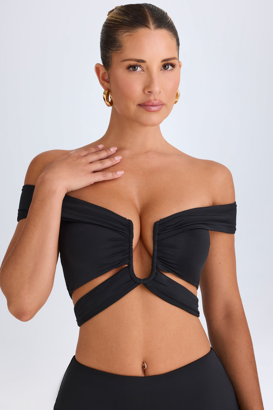 top cropped ombro a ombro com recortes na cor preta.