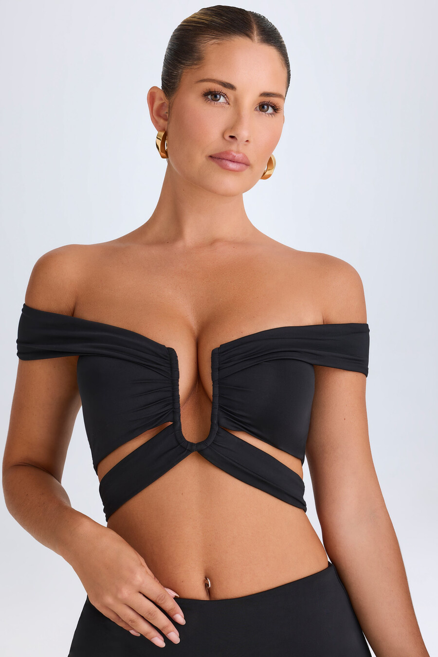 top cropped ombro a ombro com recortes na cor preta.