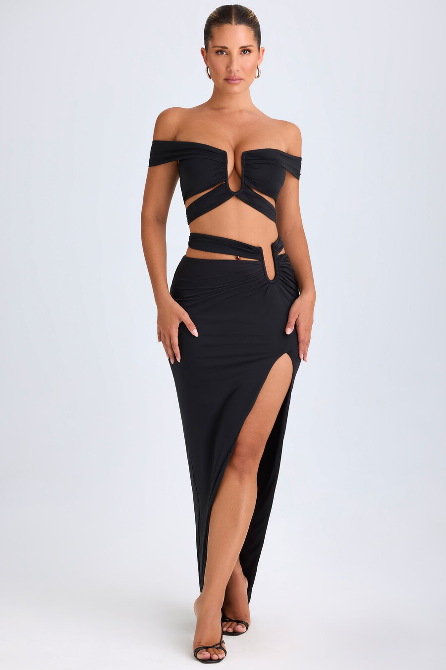 top cropped ombro a ombro com recortes na cor preta.