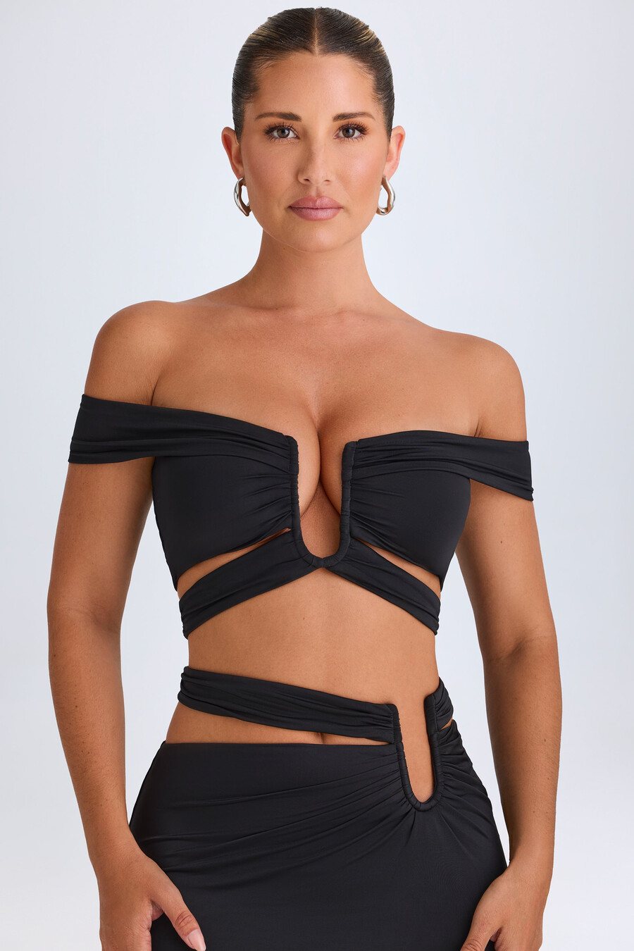 top cropped ombro a ombro com recortes na cor preta.