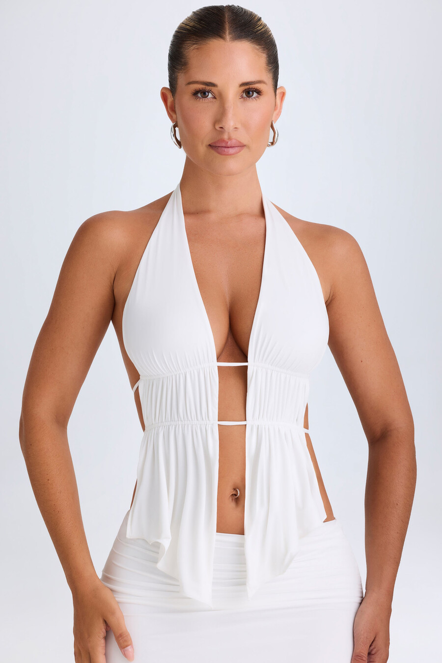 top cropped com decote halter franzido e recortes na cor branca