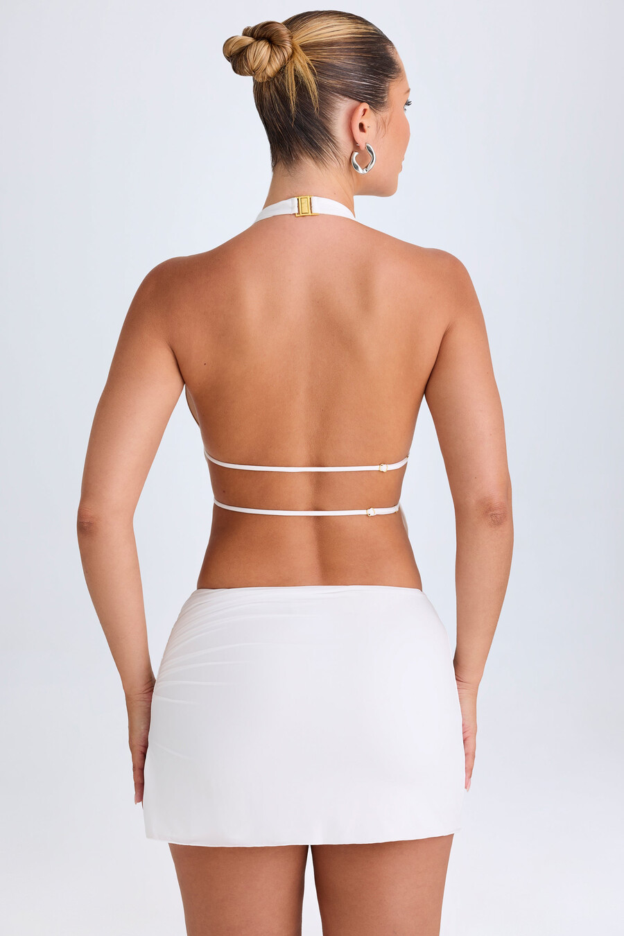 top cropped com decote halter franzido e recortes na cor branca