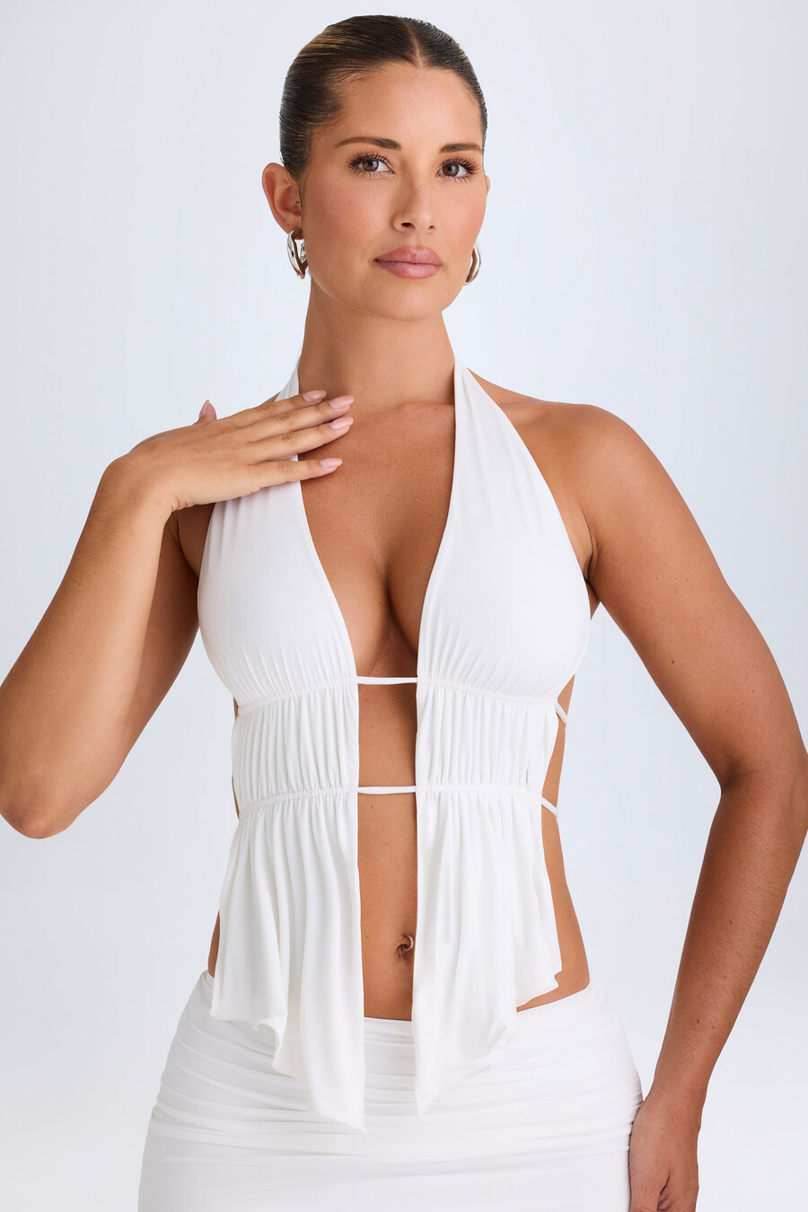 top cropped com decote halter franzido e recortes na cor branca