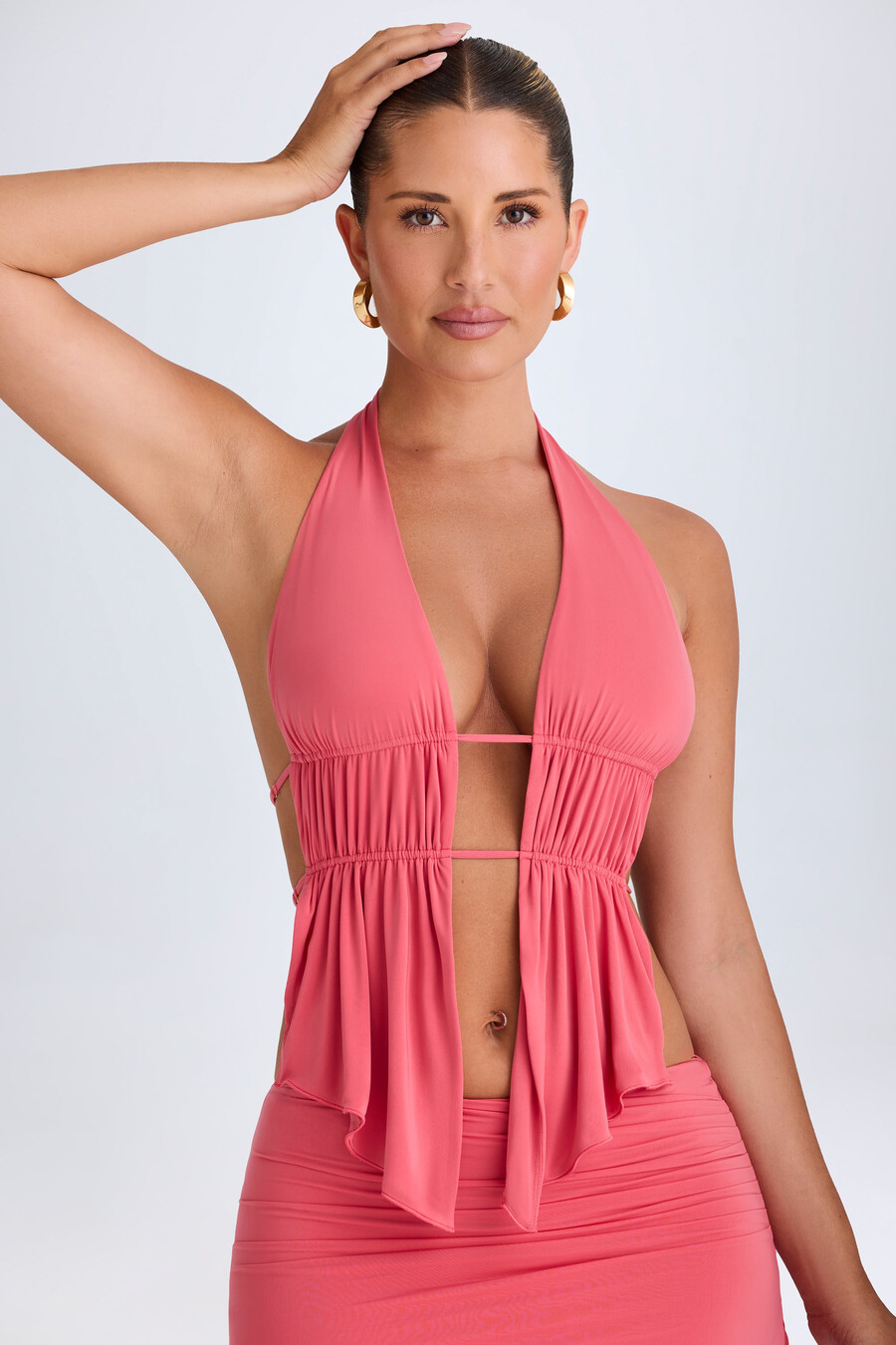 top cropped com decote halter e recorte franzido na cor coral.