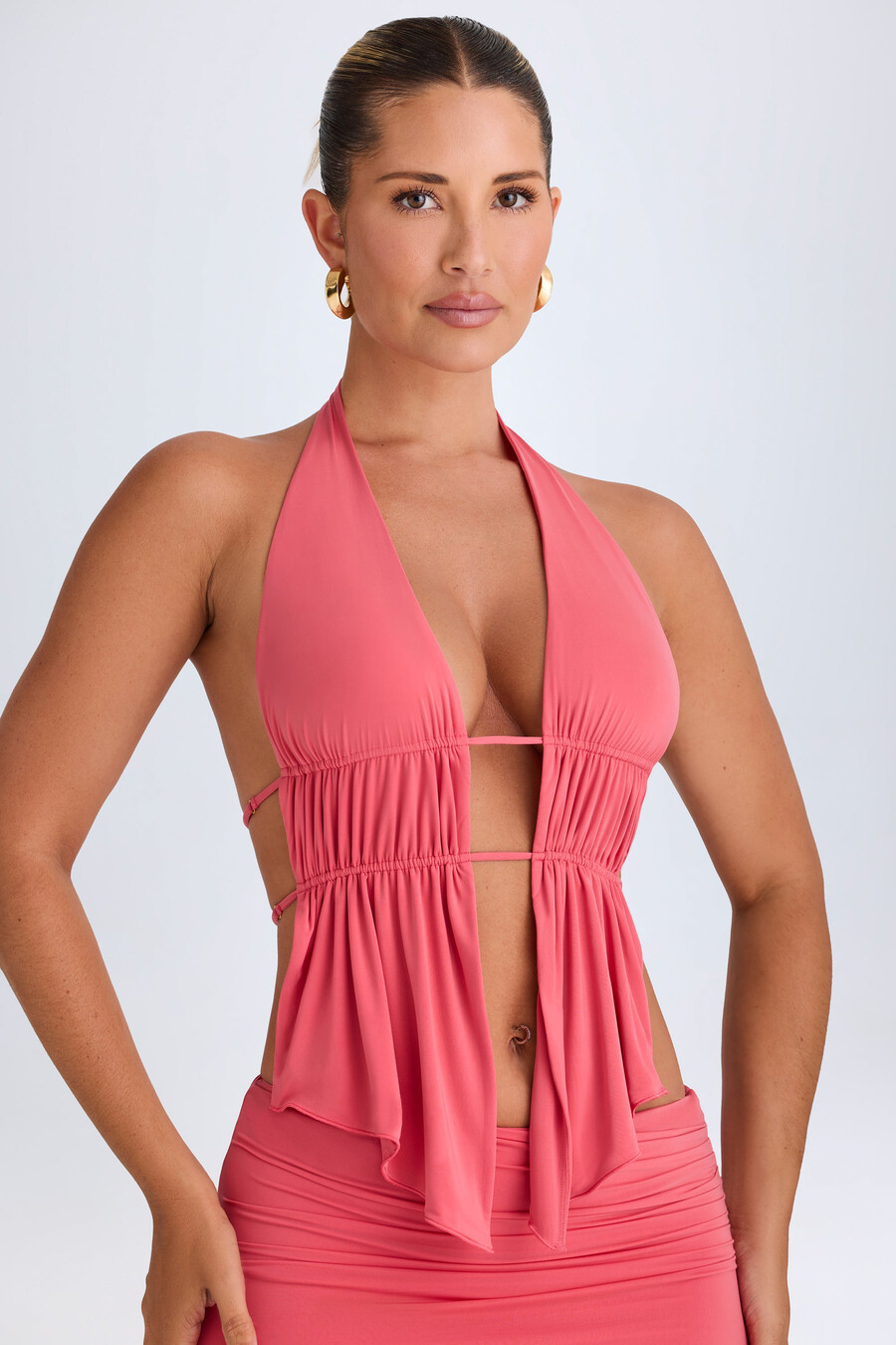 top cropped com decote halter e recorte franzido na cor coral.