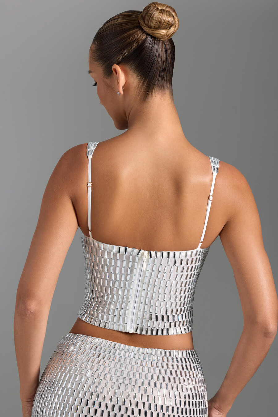 blusa branca com decote quadrado e detalhes bordados.