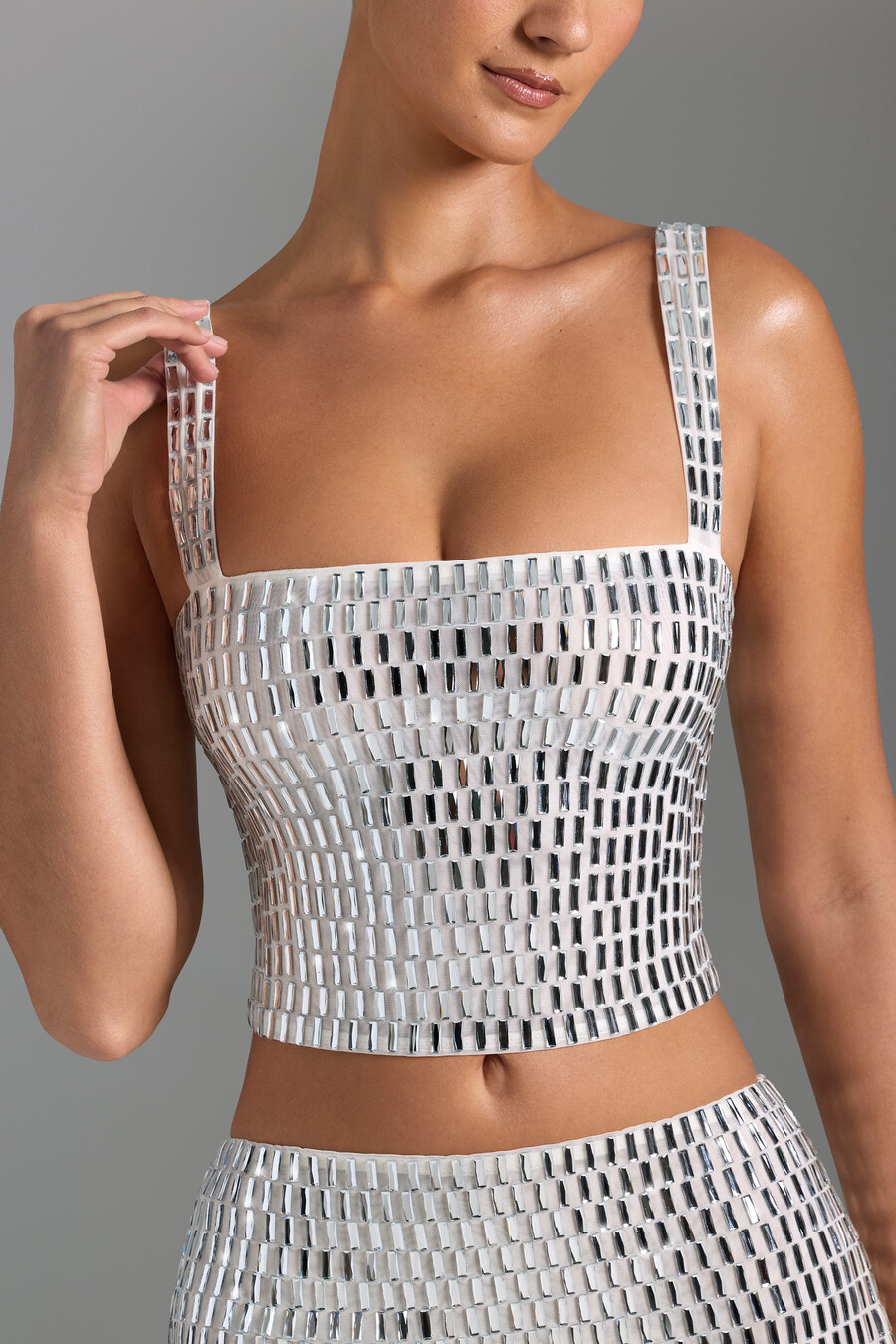 blusa branca com decote quadrado e detalhes bordados.
