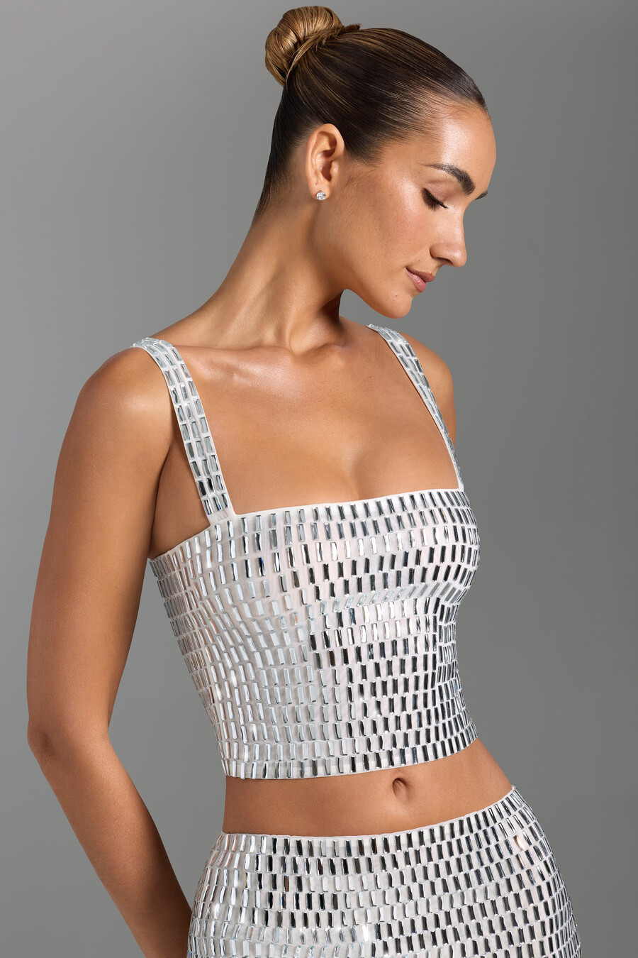 blusa branca com decote quadrado e detalhes bordados.