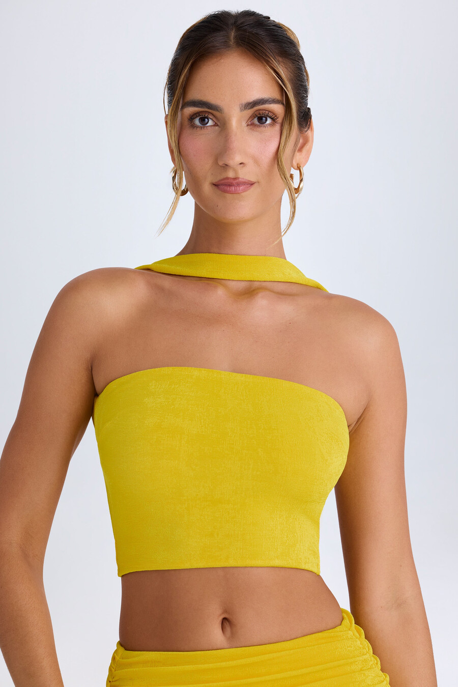 top bandeau com detalhe de gargantilha na cor buttercup
