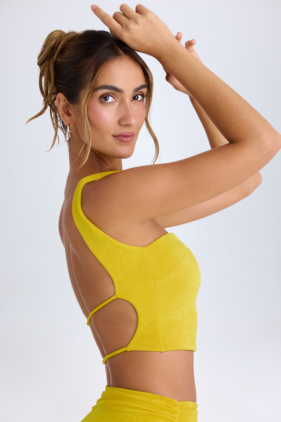 top bandeau com detalhe de gargantilha na cor buttercup