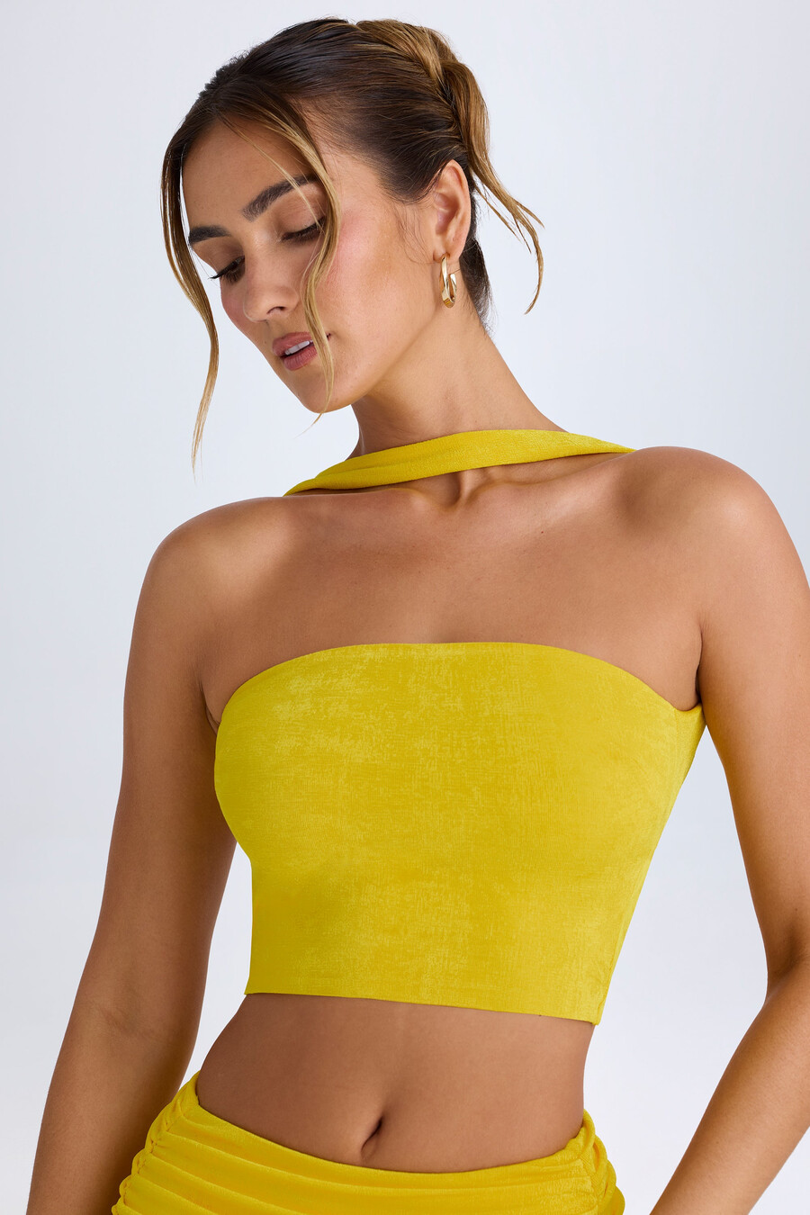 top bandeau com detalhe de gargantilha na cor buttercup