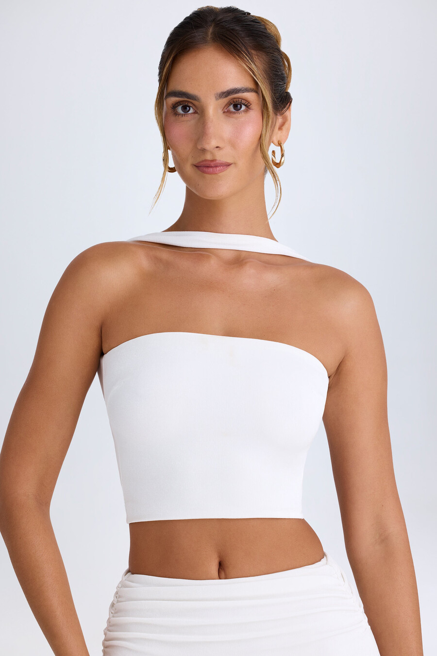 top bandeau com detalhe de gargantilha na cor branca