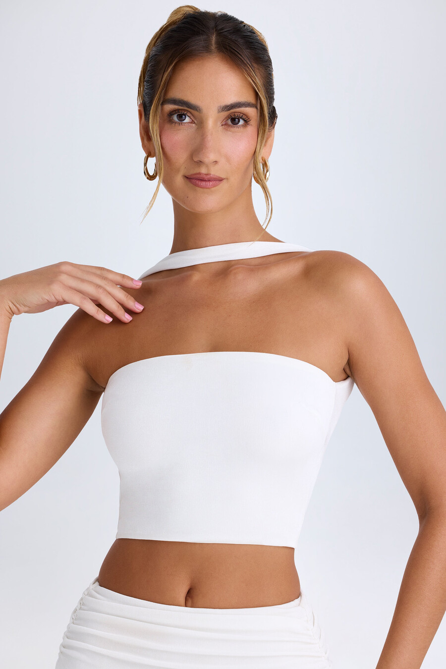 top bandeau com detalhe de gargantilha na cor branca
