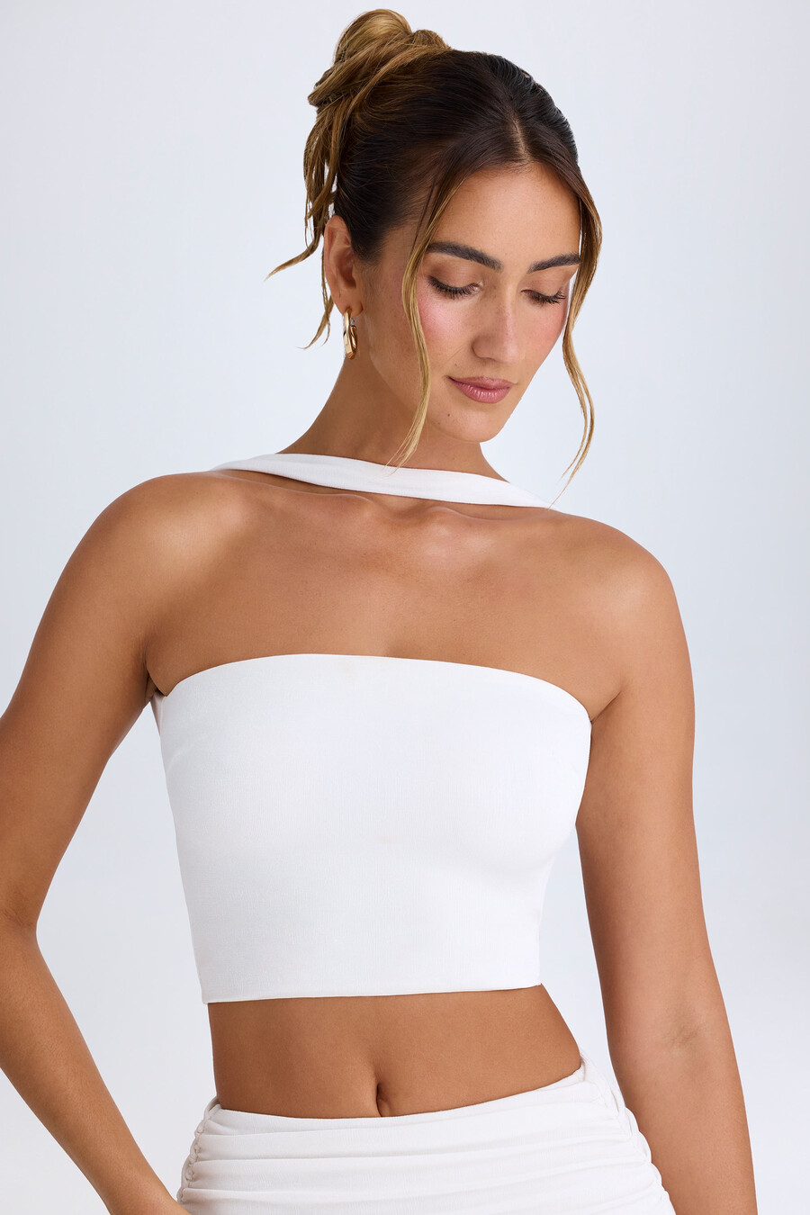 top bandeau com detalhe de gargantilha na cor branca