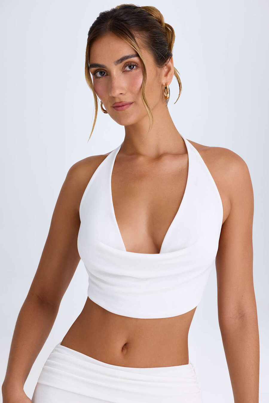top cropped com decote halter e drapeado frontal na cor branca