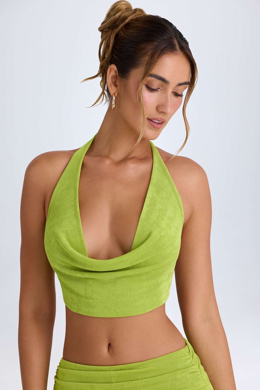 top cropped com decote halter e drapeado frontal na cor verde pera