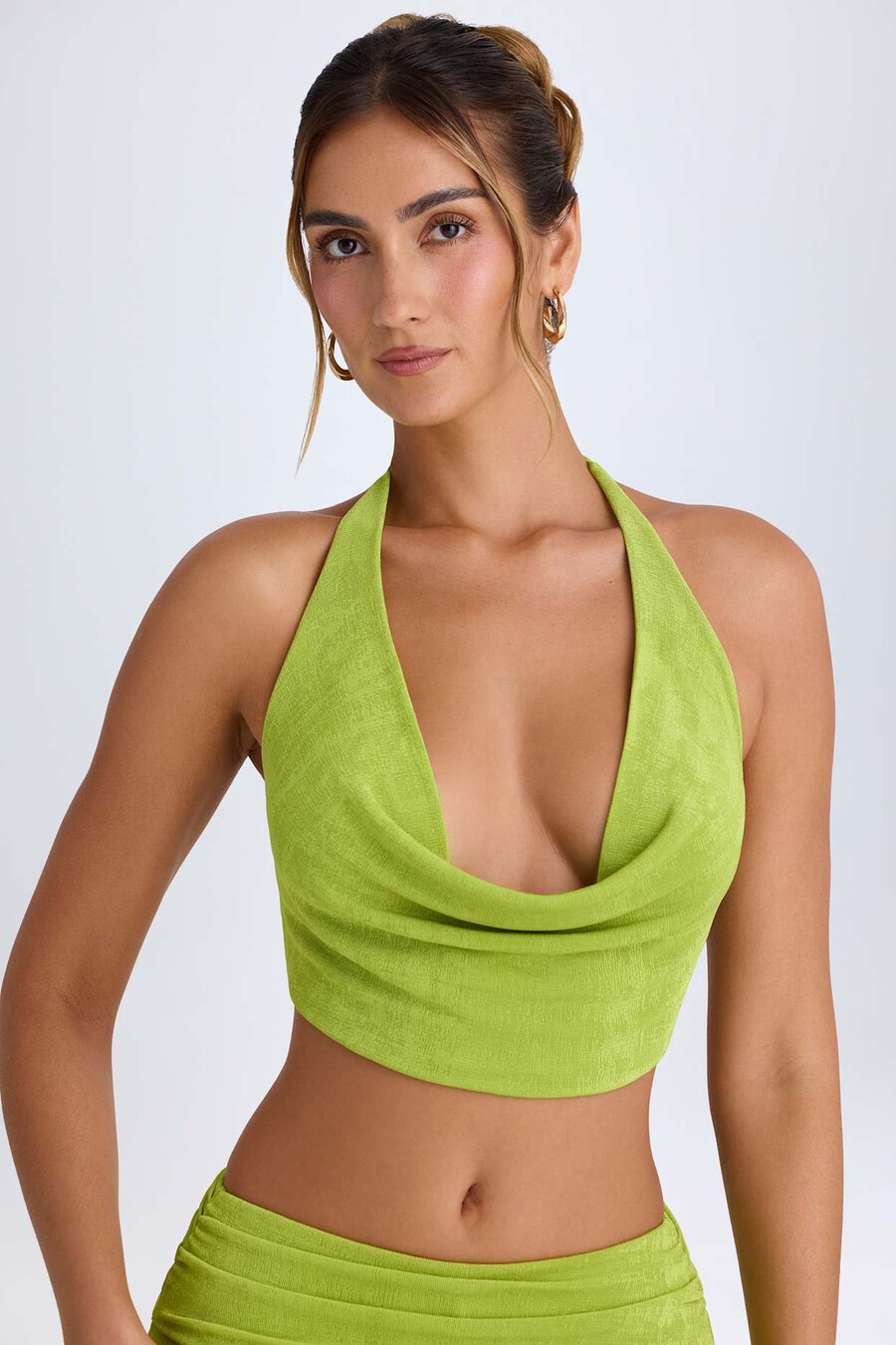 top cropped com decote halter e drapeado frontal na cor verde pera