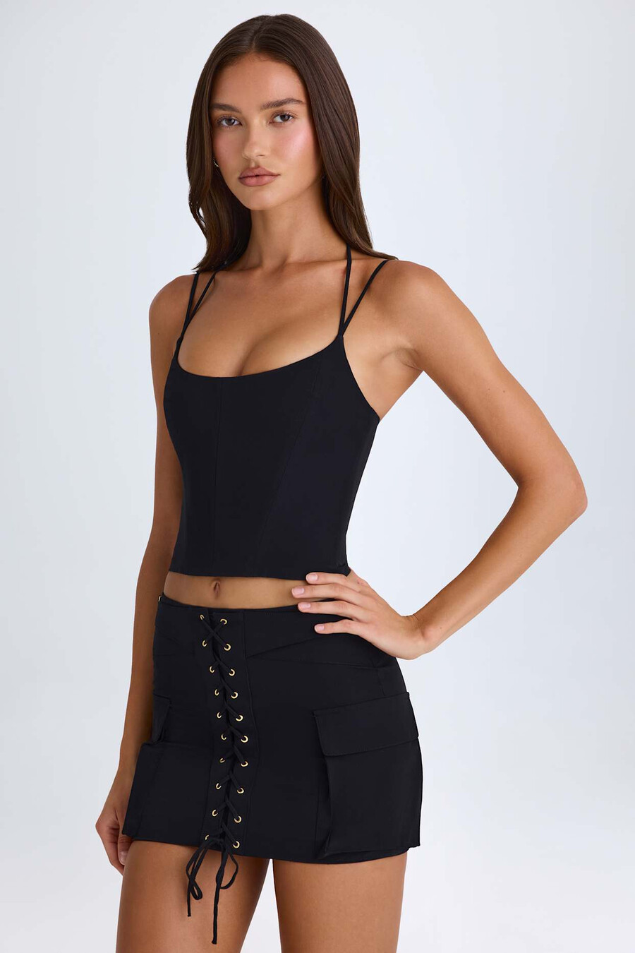 top corset com decote halter na cor preta.