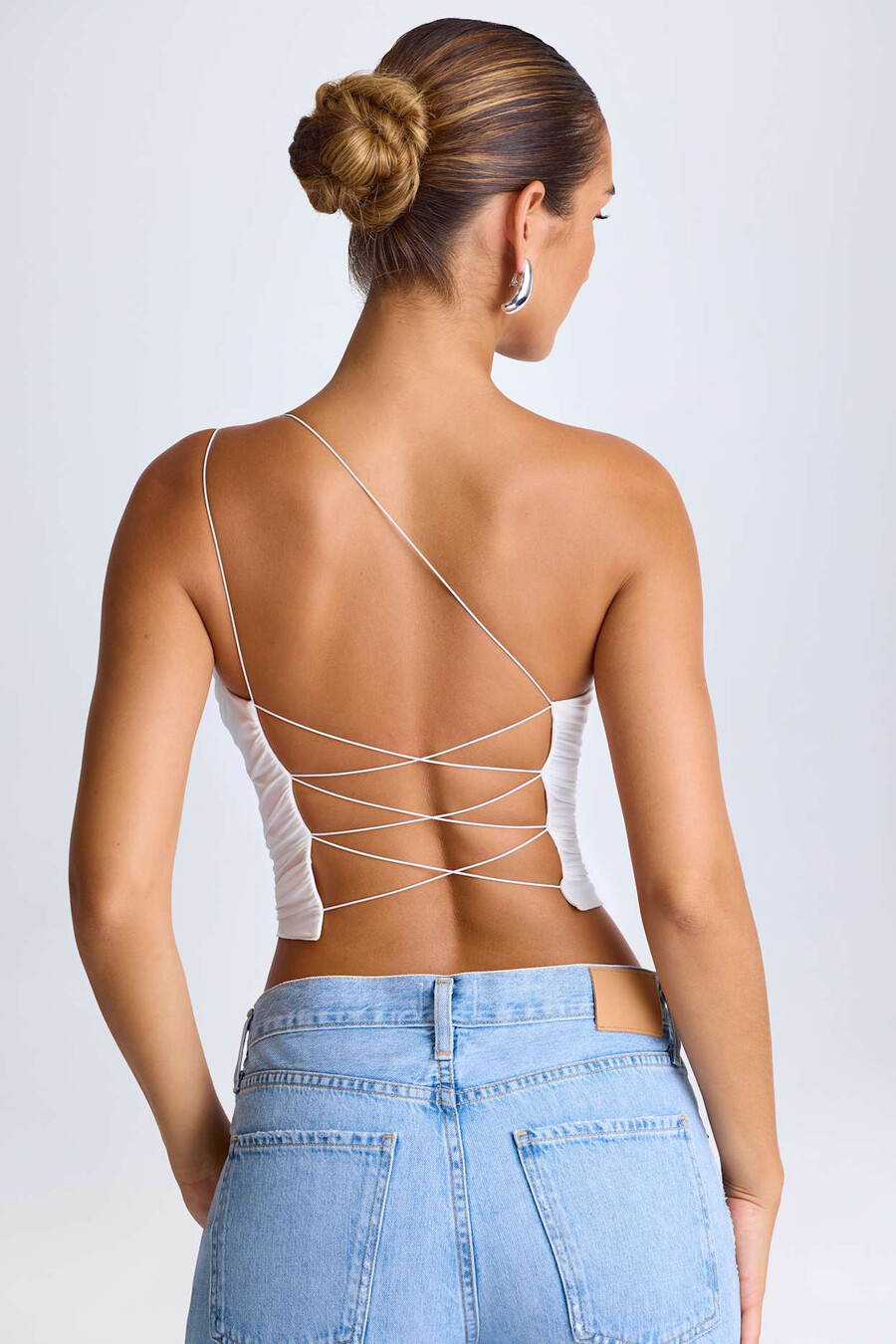 blusa de um ombro só com amarração na cor branca