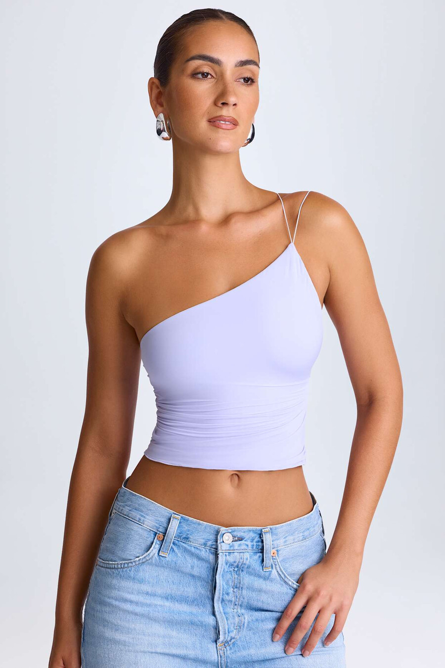 blusa de um ombro só com amarração em cadarço na cor lilás suave.