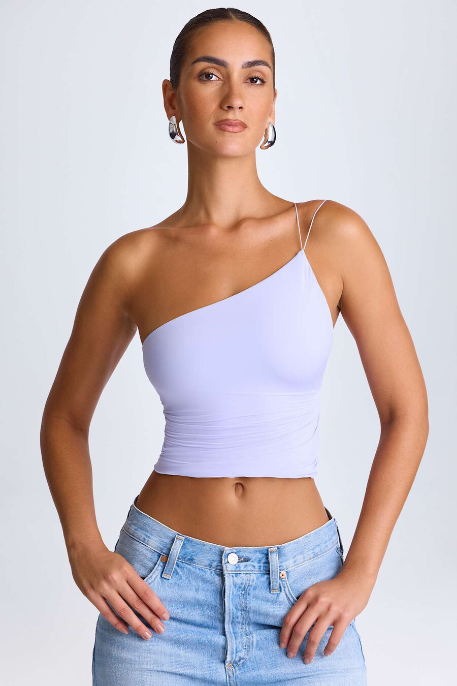 blusa de um ombro só com amarração em cadarço na cor lilás suave.