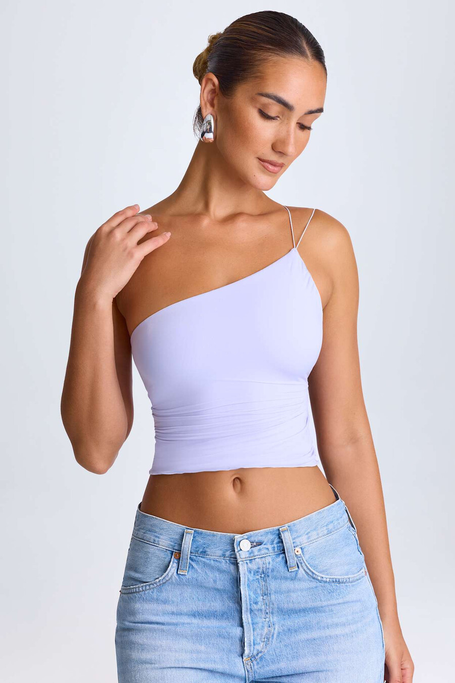 blusa de um ombro só com amarração em cadarço na cor lilás suave.