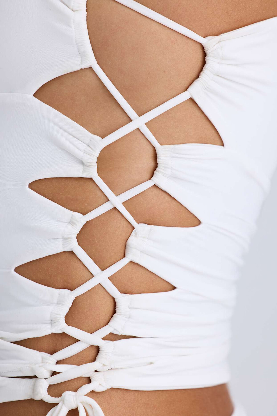 blusa branca com recortes e franzidos