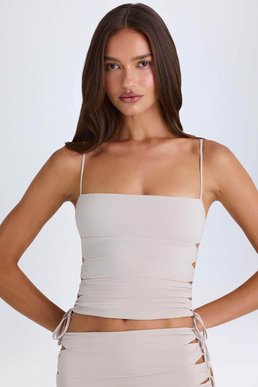 blusa franzida com recortes na cor taupe