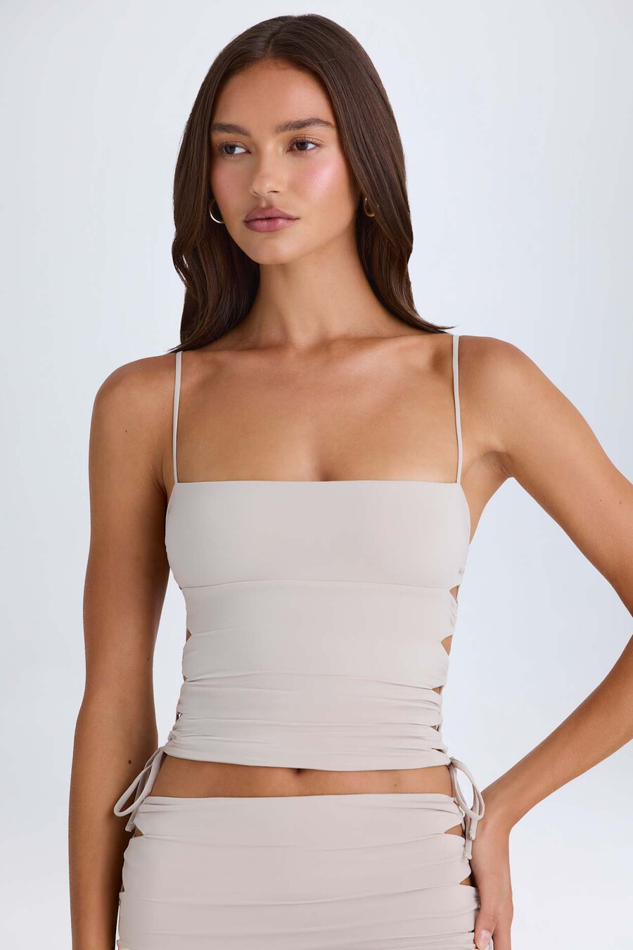 blusa franzida com recortes na cor taupe