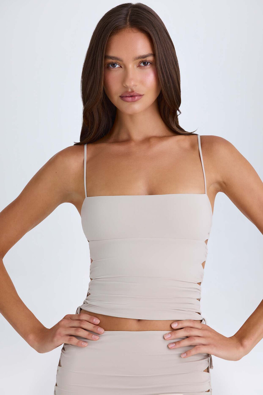 blusa franzida com recortes na cor taupe