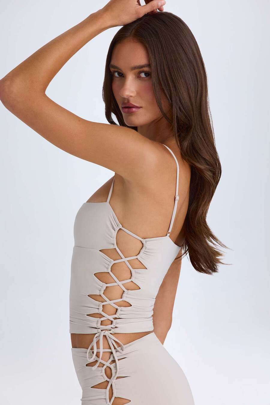 blusa franzida com recortes na cor taupe