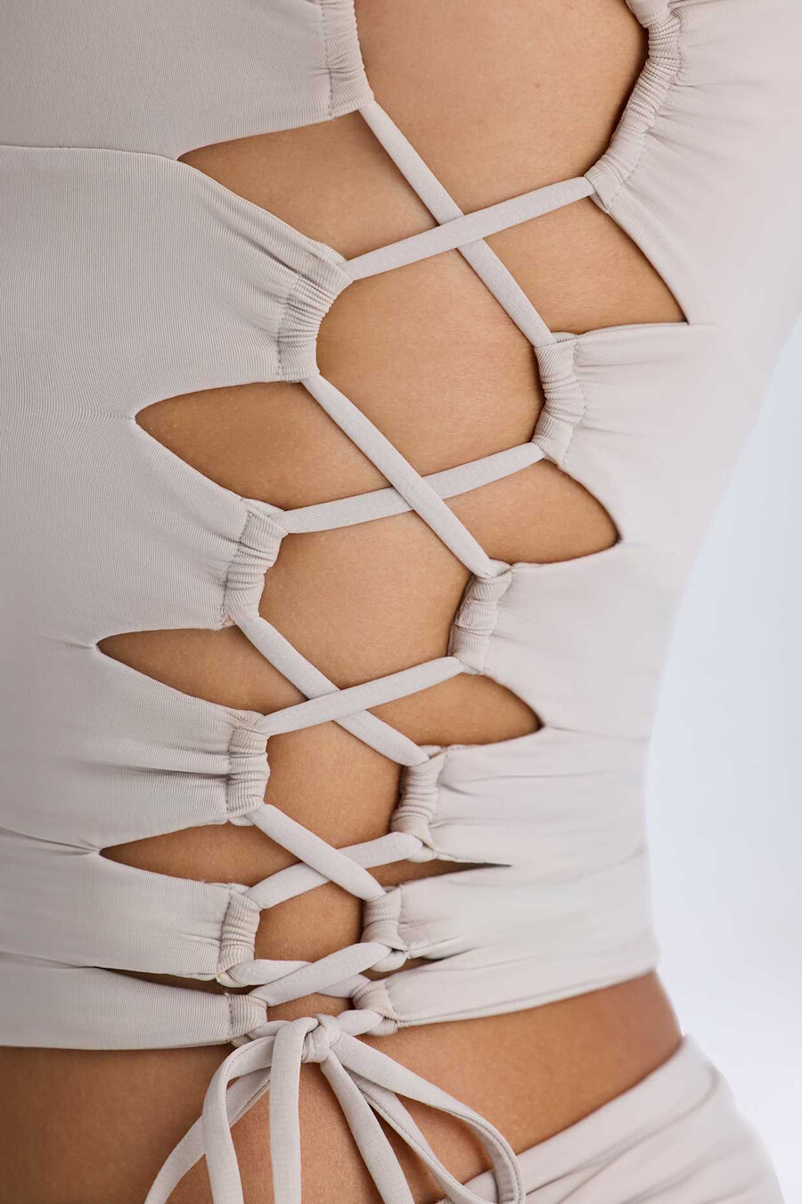 blusa franzida com recortes na cor taupe
