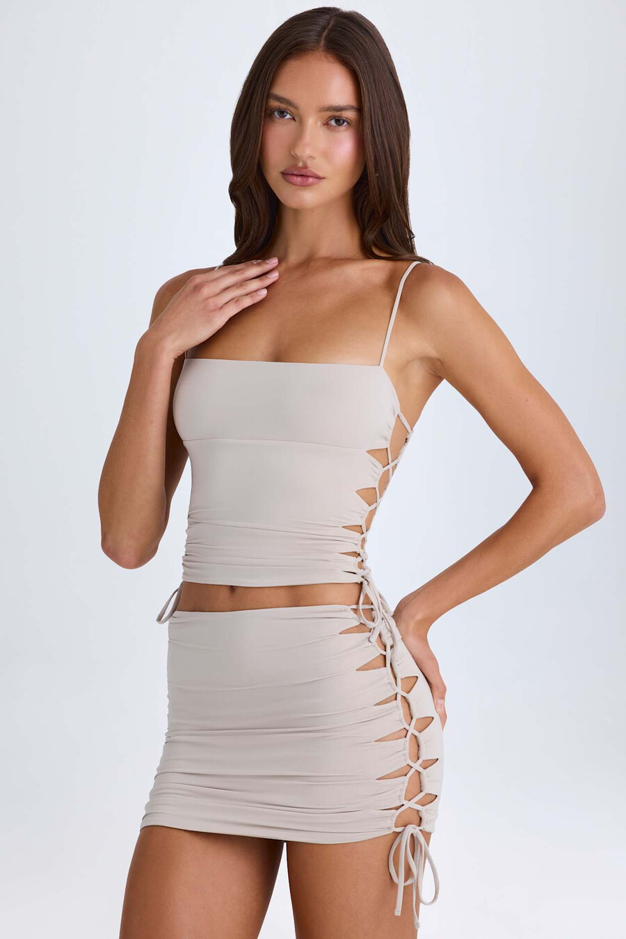 blusa franzida com recortes na cor taupe
