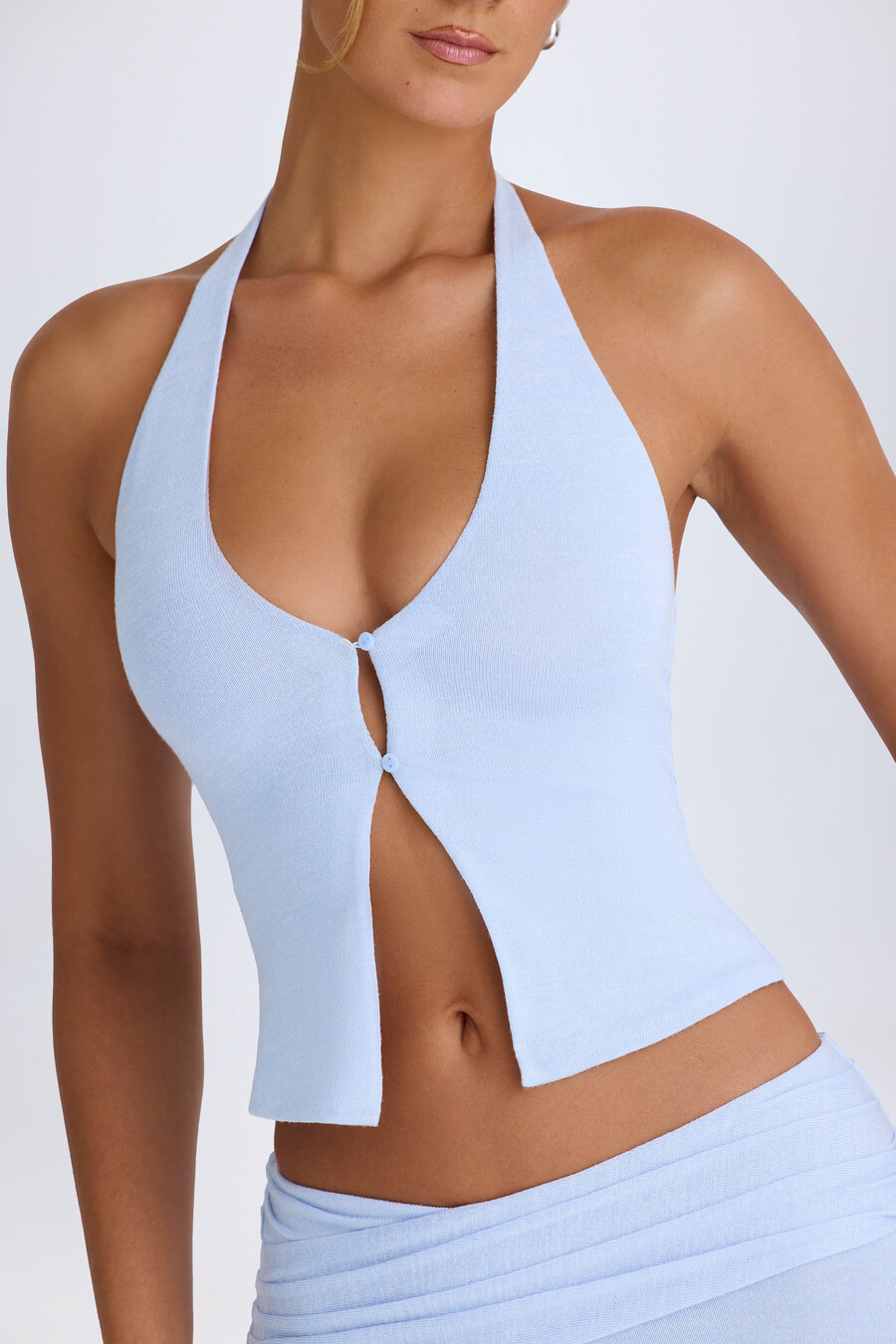 top frente única com decote halter na cor azul pervinca