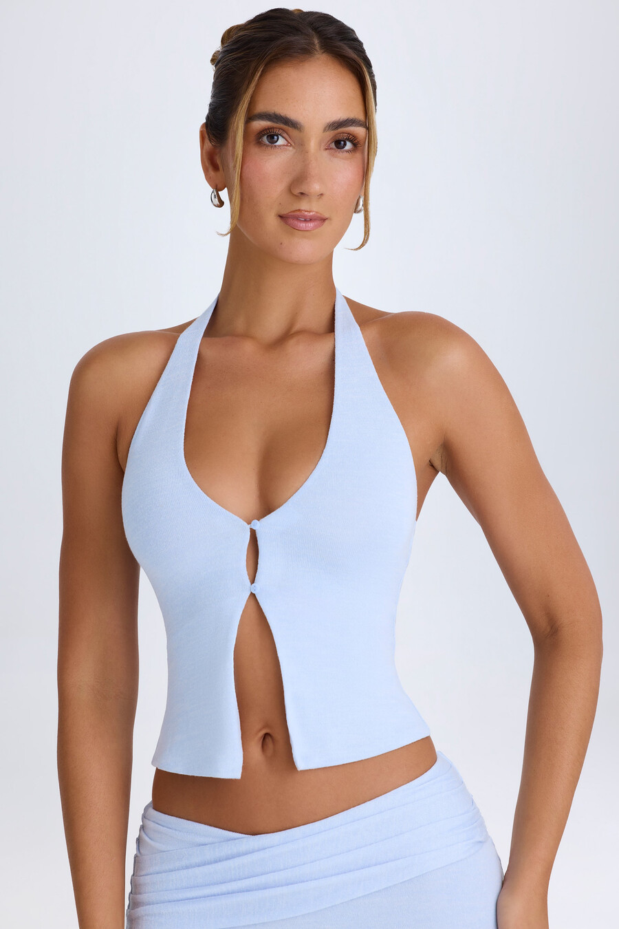 top frente única com decote halter na cor azul pervinca