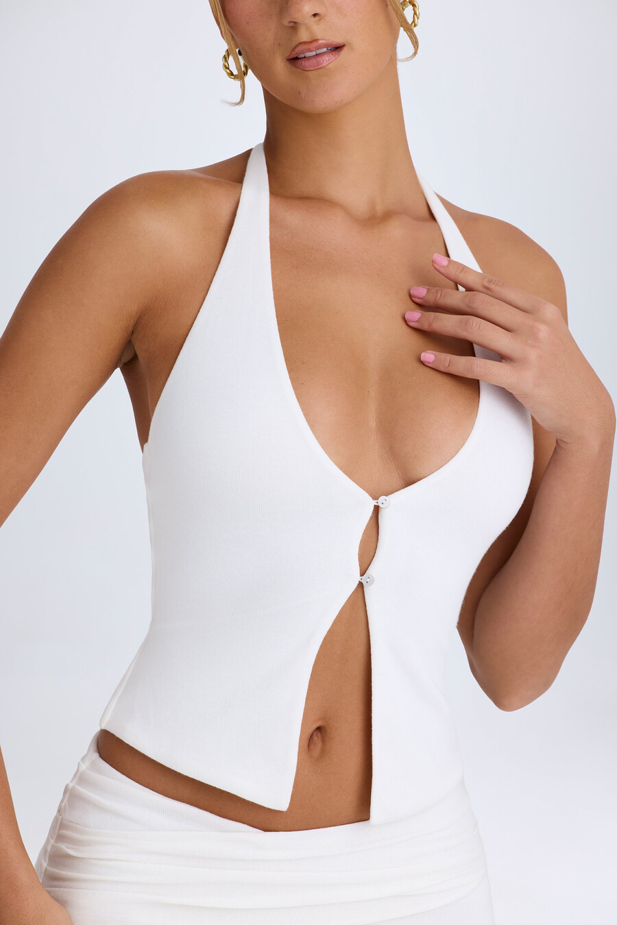 top frente única com decote halter aberto na cor branca
