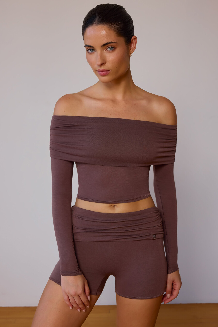 blusa transparente de manga comprida com ombros à mostra em tom marrom acinzentado
