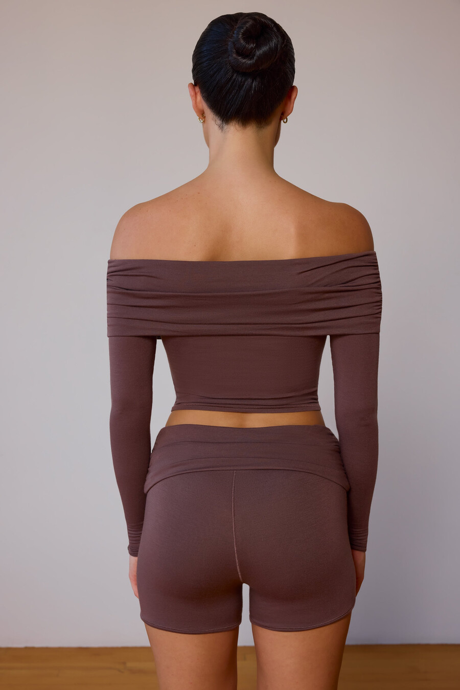 blusa transparente de manga comprida com ombros à mostra em tom marrom acinzentado