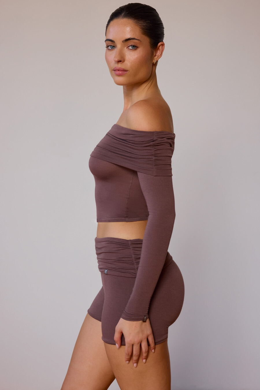 blusa transparente de manga comprida com ombros à mostra em tom marrom acinzentado